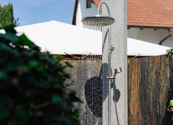 Outdoor Regendusche im Garten