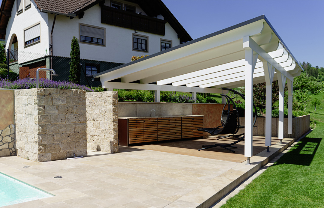 Exklusive Gartenanlage mit Pool, Terrasse und Außenküche in Heiligzimmern